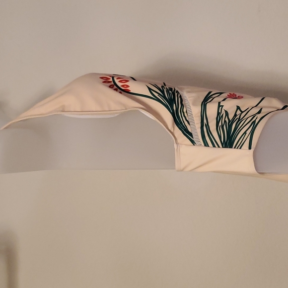 Vanilla Flower One-Piece - Picture 4 of 6